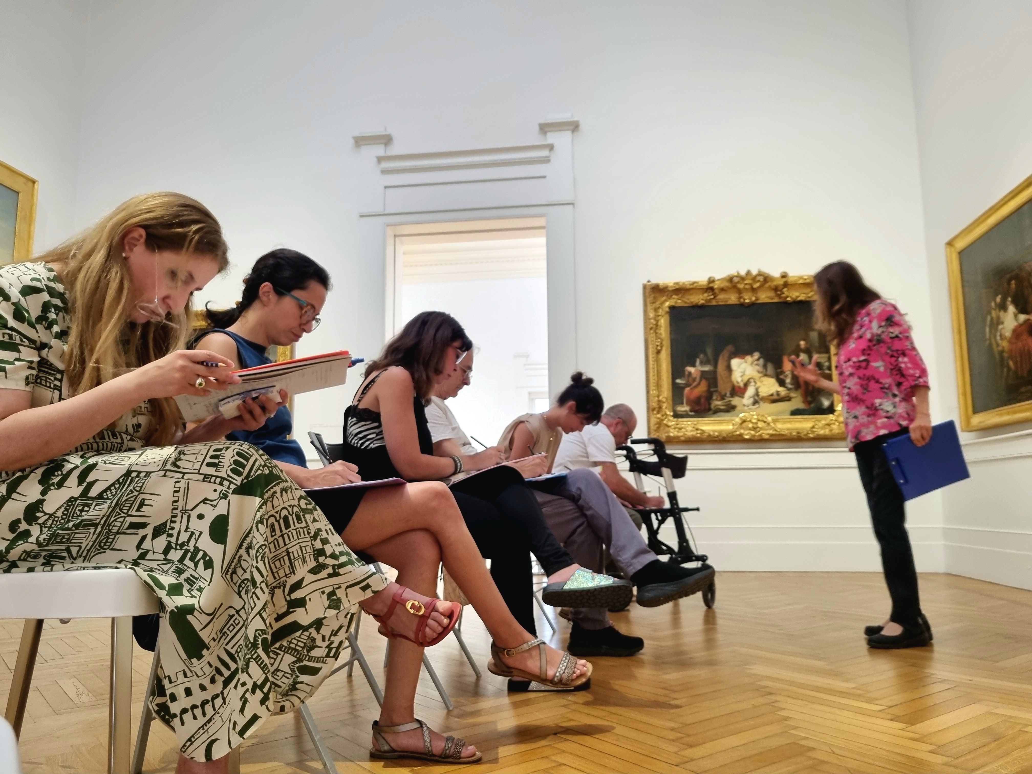 Studenti che osservano un'opera d'arte durante una sessione in museo