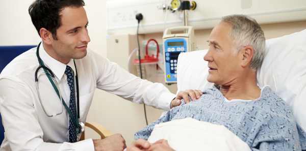 Ambiente clinico: medico e paziente in dialogo empatico